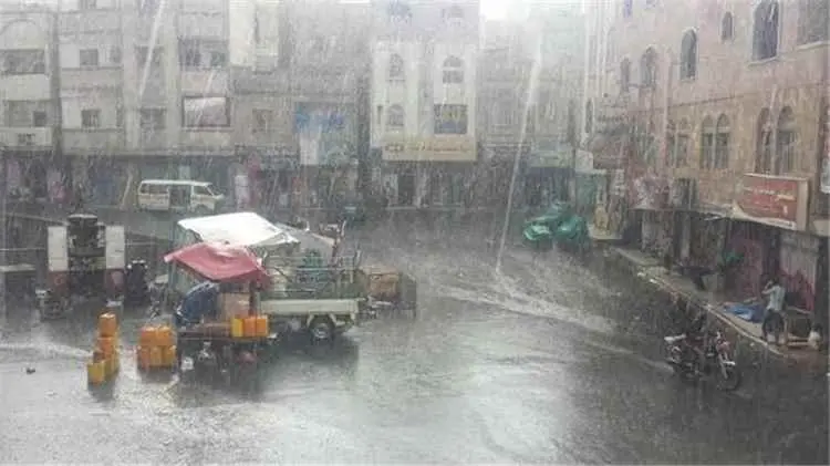 أمطار الخير تُغرق تعز.. شوارع تتحول لأنهار ومواطنو...