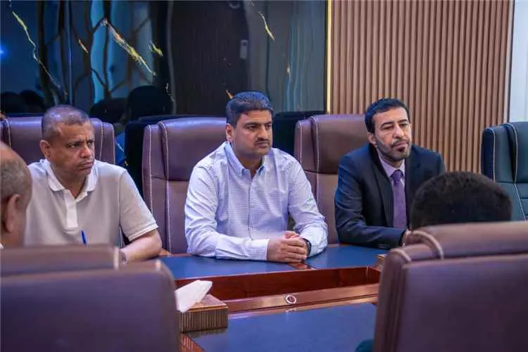 لقاء في عدن يناقش آلية تزويد أرخبيل سقطرى بالوقود...