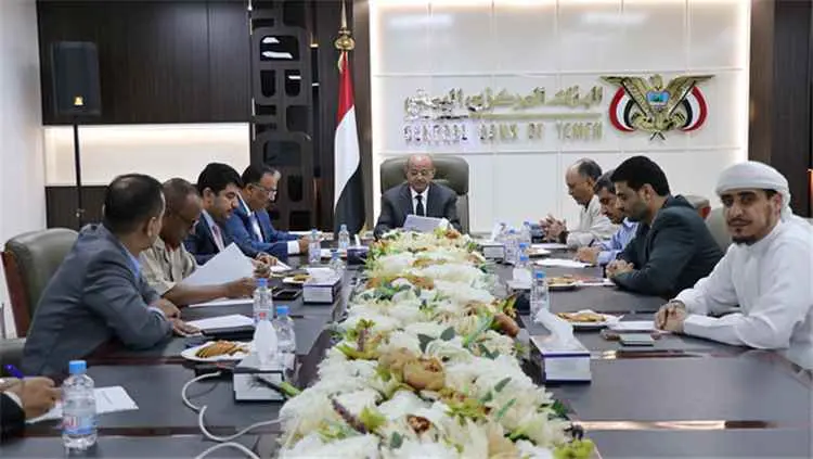 تجاوزت 3 مليارات دولار.. البنك المركزي اليمني يحذر...