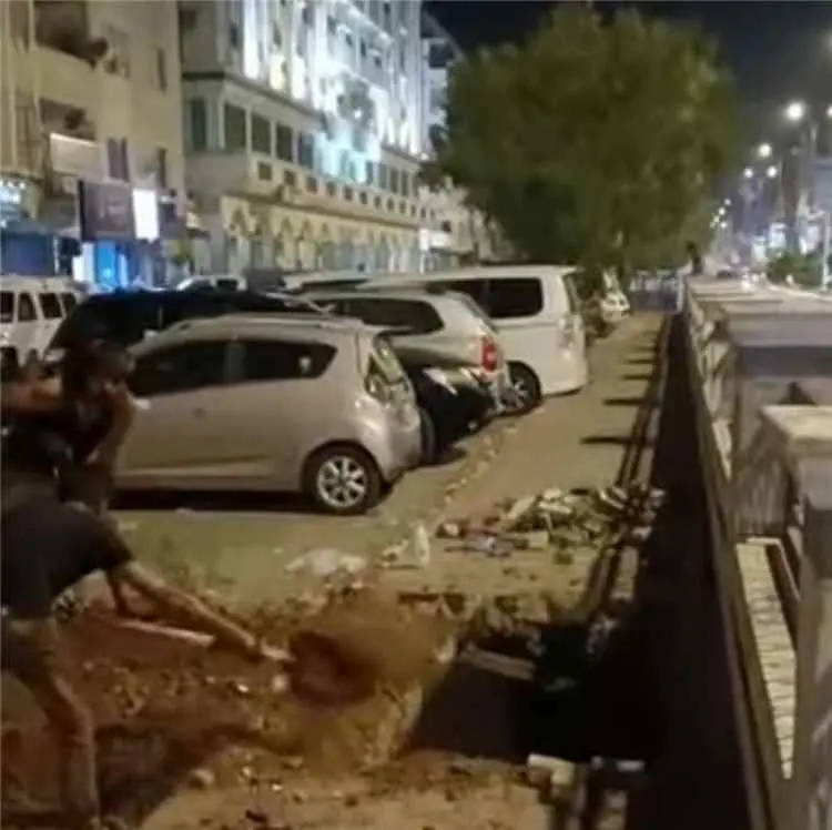 "خطوة مفاجئة".. إزالة ممر مشاة في عدن تُشعل غضب المواطنين