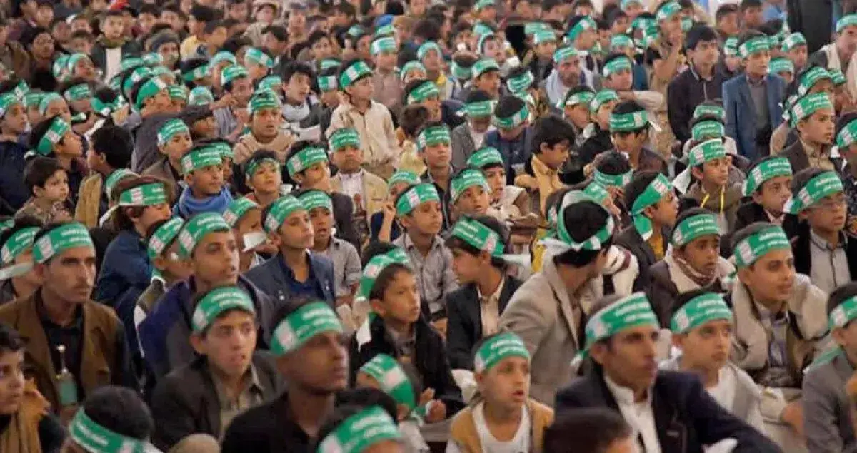 وسط ظروف مأساوية :  موظفون يطالبون عصابة الحوثي بصرف نصف راتب لتلبية بعض احتياجات العام الدراسي