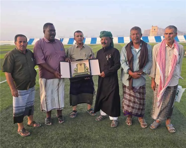 نادي سمعون الشحر يكرّم محافظ شبوة بن الوزير بدرع ا...