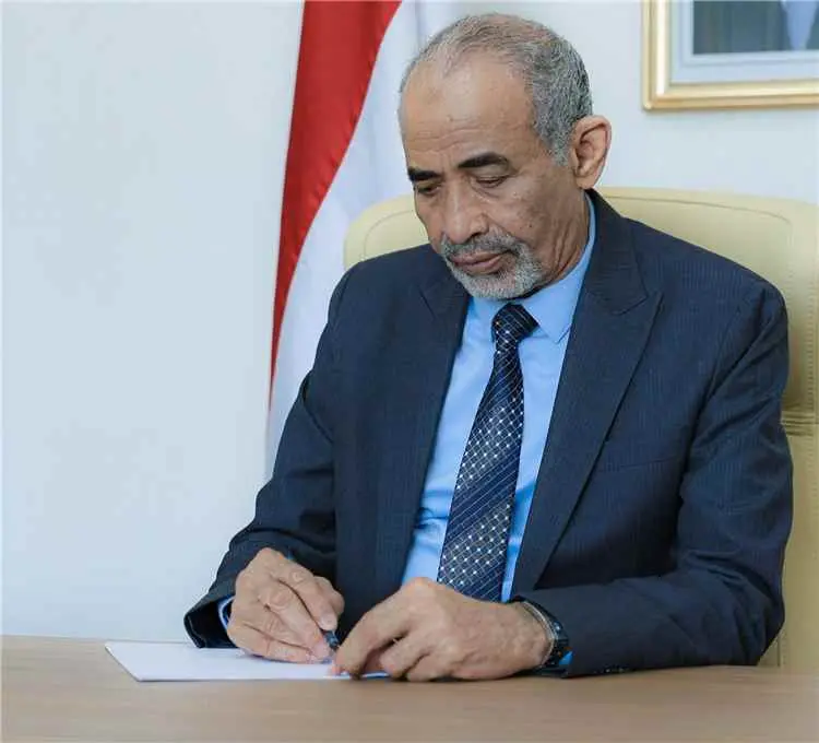 عضو مجلس القيادة الرئاسي محمود الصبيحي يعزي في وفا...