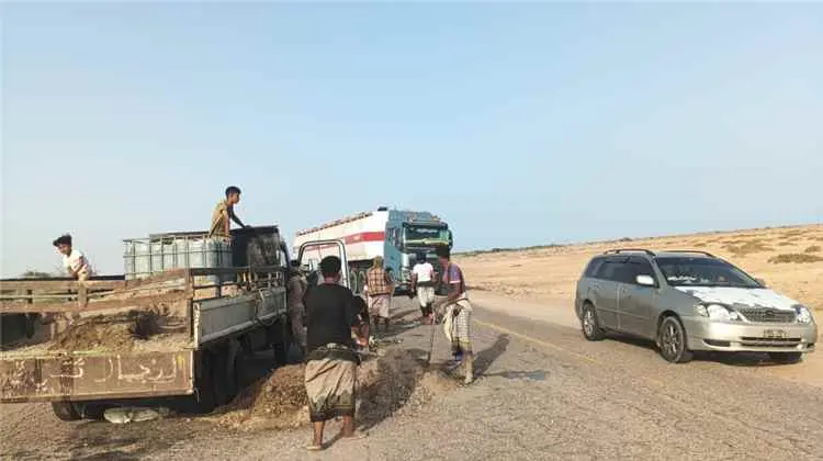 بجهود شبابية ودعم فاعلي الخير.. أحور تداوي جراح الطريق الدولي