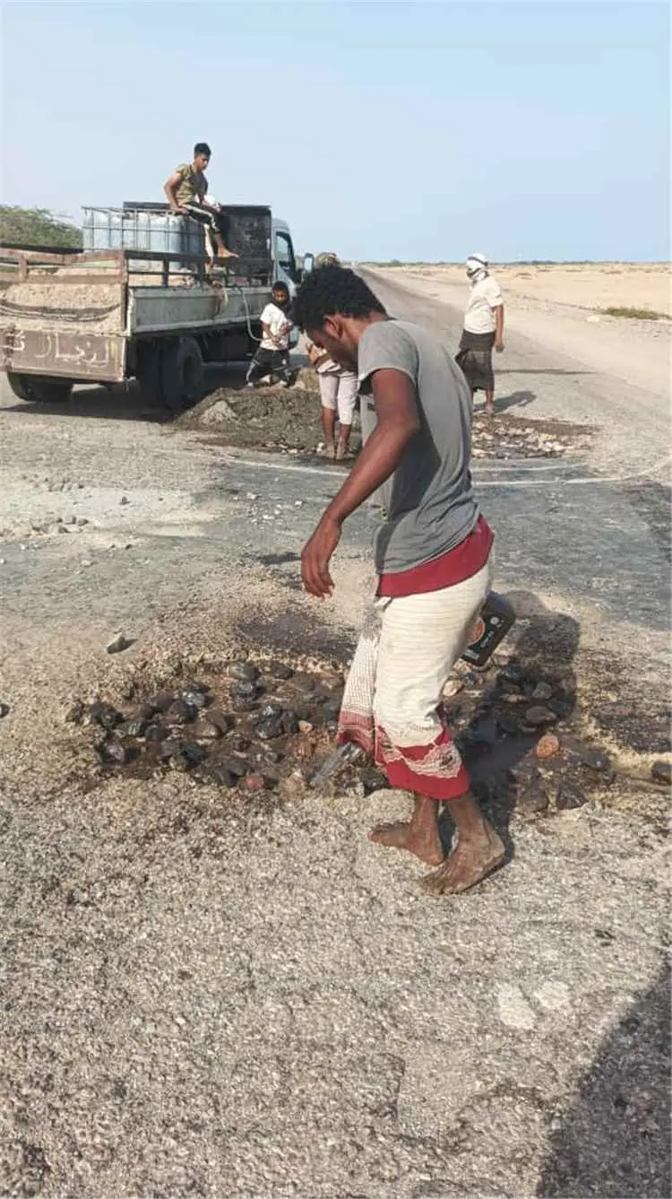 بسواعدهم.. شباب أحور يدفنون "حفر الموت" ويعيدون ال...