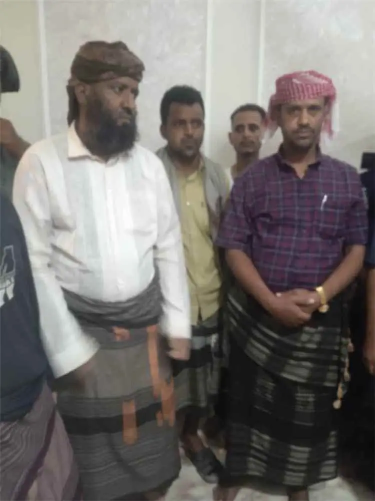 قائد اللواء الخامس مشاة يهنئ المفرج عنهم ويشيد بجه...