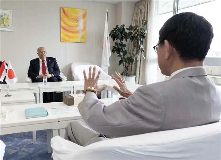 سفير بلادنا في طوكيو يبحث مع مسؤول ياباني تعزيز ال...