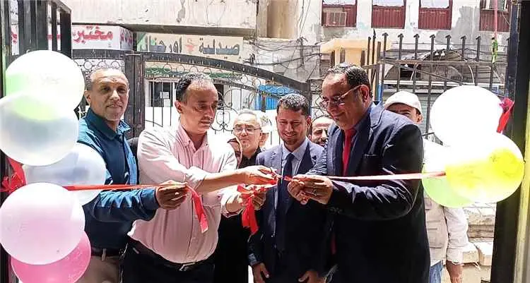 مدير صحة عدن يدشن مشروع تشغيل منظومة الطاقة الشمسي...