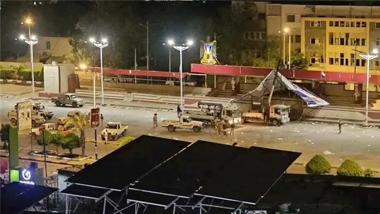 إزالة صورة عيدروس الزبيدي من ساحة العروض بعدن بشكل...