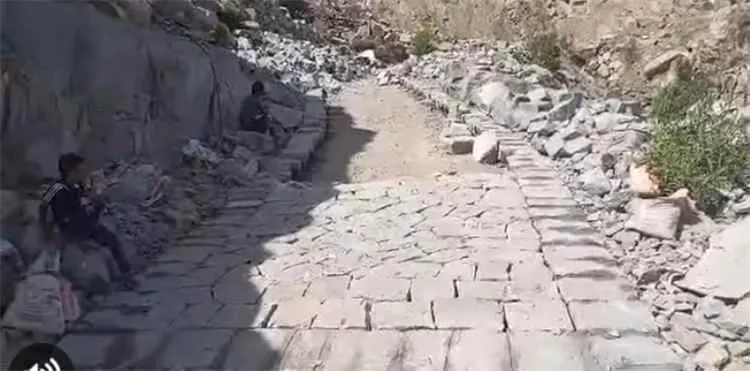 تدشين العمل في رصف طريق "العوارض – رصد – سرار