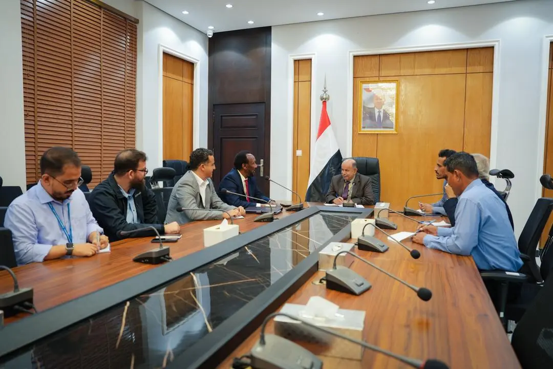 عضو مجلس القيادة الخنبشي يبحث مع برنامج الغذاء الع...