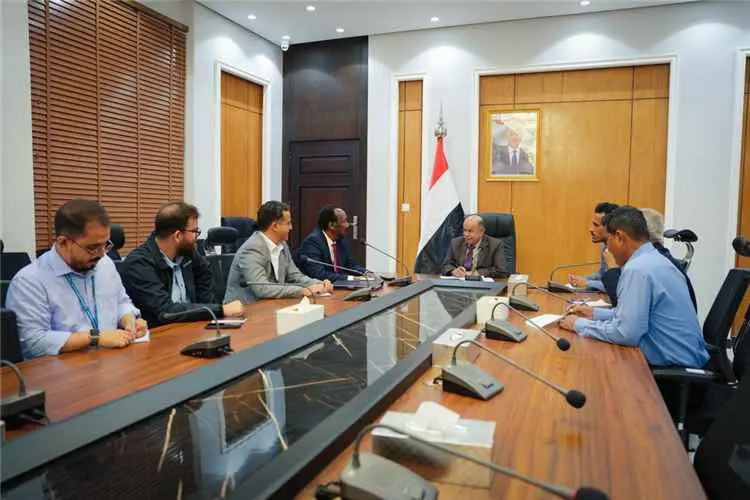 عضو مجلس القيادة الخنبشي يبحث مع برنامج الغذاء الع...