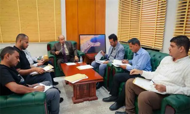 لجنة المناقصات الرئيسية بالمحافظة تُقر مشروعاً للط...
