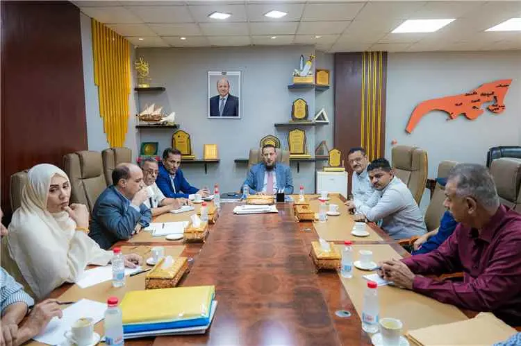 المحافظ شيخ يترأس اجتماعًا لمناقشة المشاريع الخدمية في العاصمة المؤقتة عدن