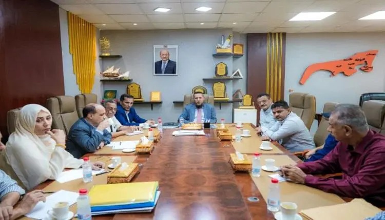 الدولة تستدعي مدراء مديريات عدن.. اجتماع طوارئ لرف...