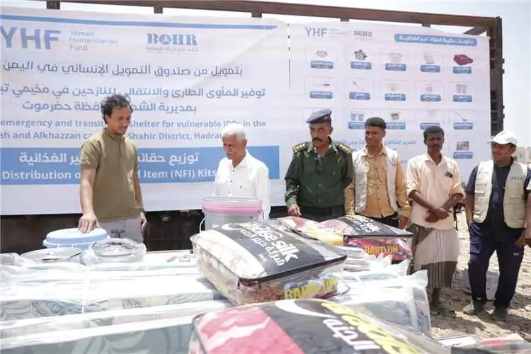 المدير العام لمديرية الشحر يدشن توزيع الحقائب غير...