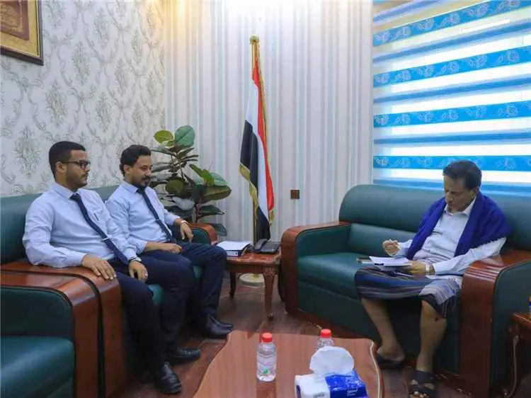 محافظ المهرة يطلع على أنشطة وخدمات بنك البسيري الد...