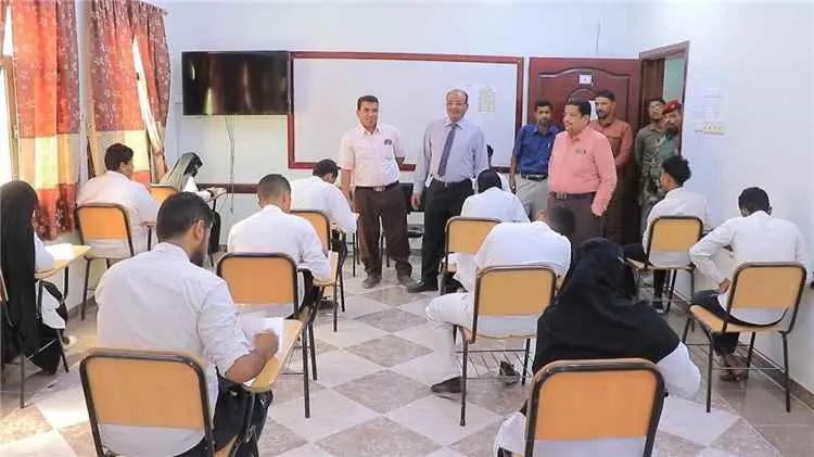وكيل حضرموت المساعد يتفقد العملية الامتحانية والبر...
