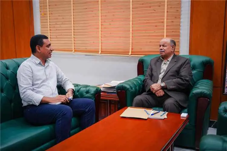 عضو مجلس القيادة الخنبشي يناقش تدخلات البرنامج الو...