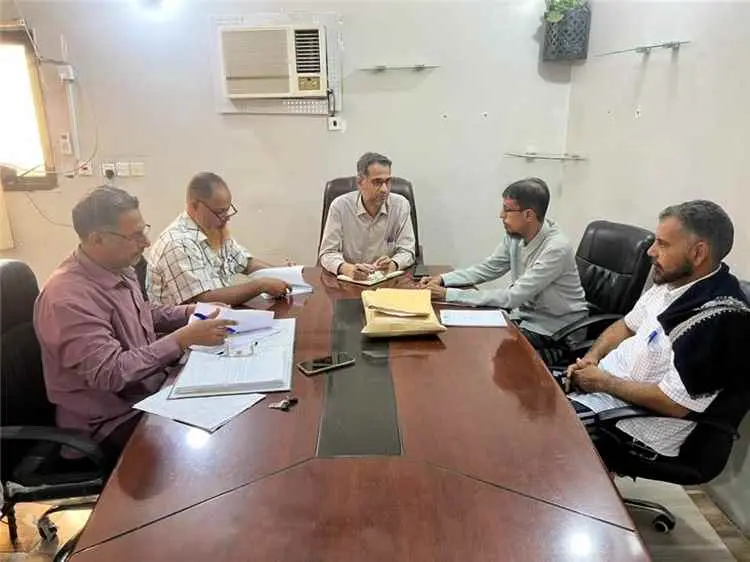 مدير عام الشؤون الاجتماعية والعمل يناقش مع شركة مد...