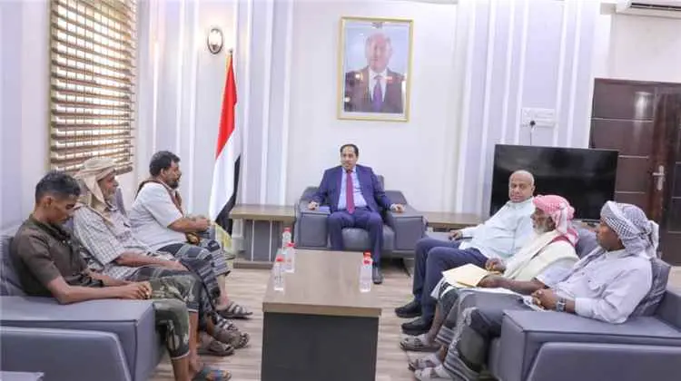 وزير الشباب والرياضة يلتقي شخصيات اجتماعية ورياضية من حضرموت
