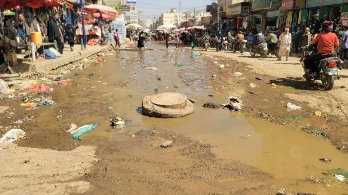 أزمة طفح الصرف الصحي تتفاقم في أحياء صنعاء وتهدد ا...