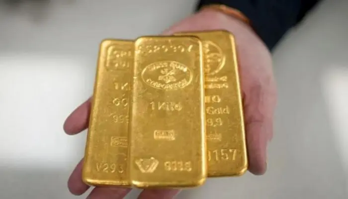 انخفاض أسعار الذهب والفضة الآجلة وسط توقعات برفع ا...