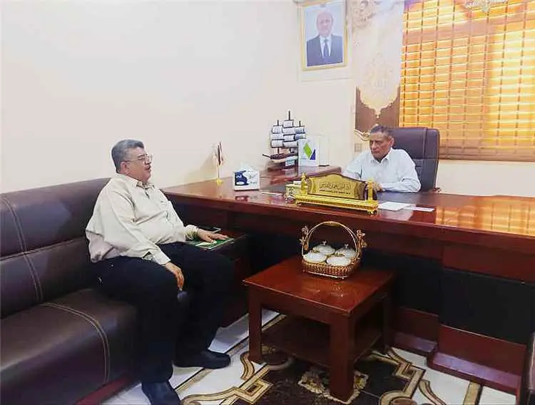 وزير التعليم العالي يناقش سير العملية الأكاديمية وخطط التطوير المستقبلية في جامعة المهرة