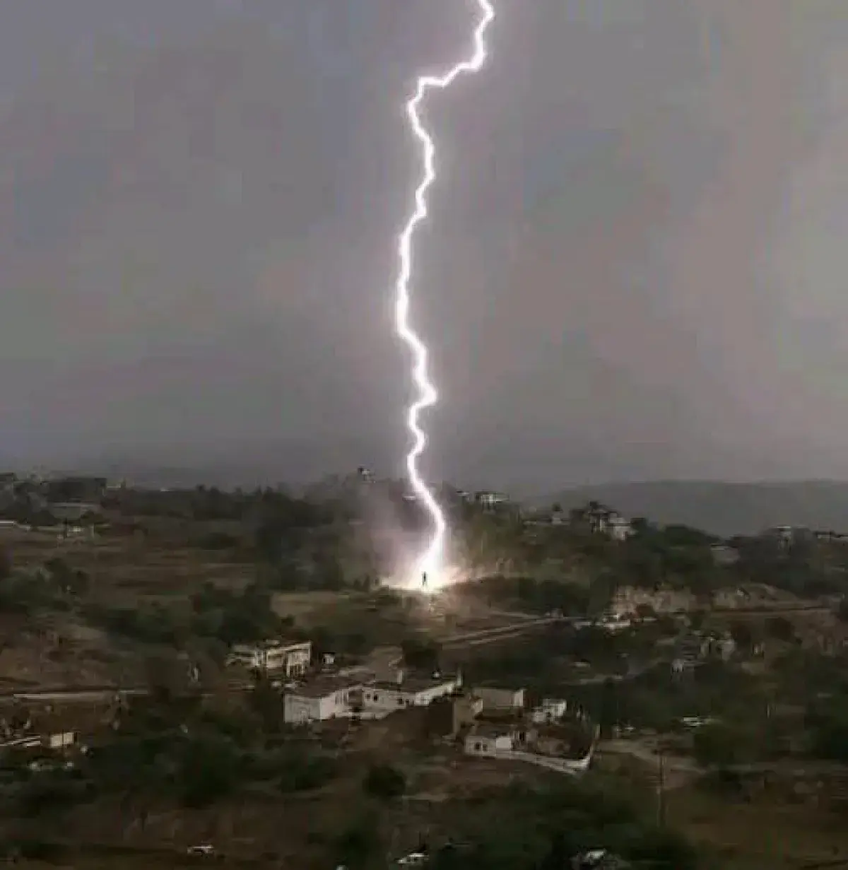 حالتا وفاة بصاعقة رعدية وانفجار صهريج بترول في الم...