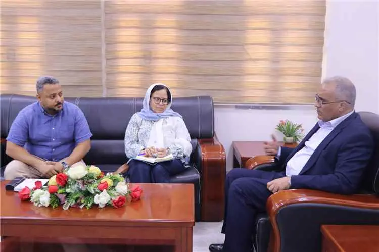وزير التربية والتعليم (العبادي) يلتقي المديرة القط...