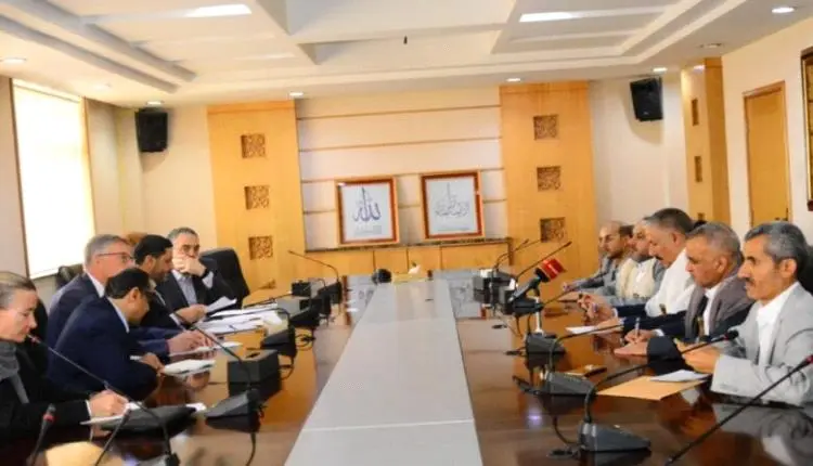 قيادي حوثي يتباكى أمام وفد أممي في صنعاء.. ويجتر أ...