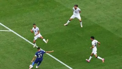 فرنسا تتخطى العراق وتبلغ الدور الثاني