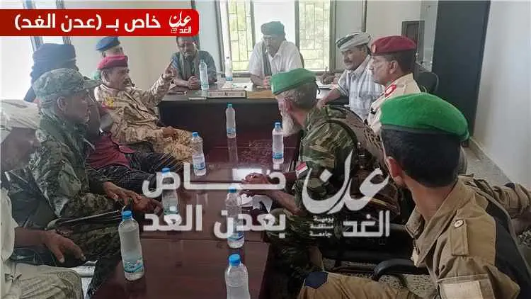 مدير عام أحور يترأس اجتماعاً للقيادات الأمنية والع...