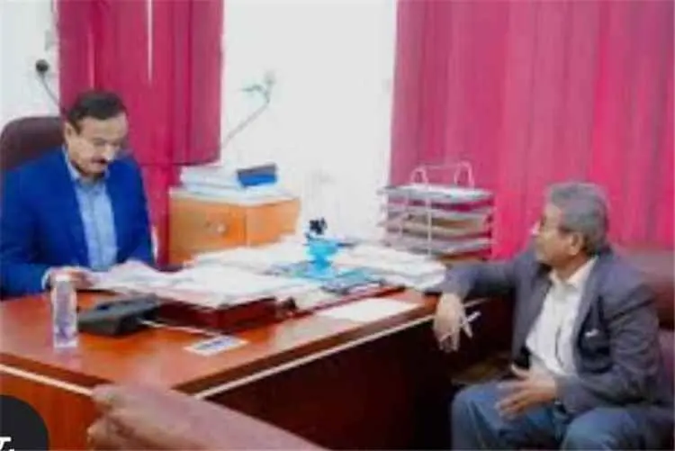 محافظ شبوة يناقش آليات تقييم الأداء الإداري بالمرا...