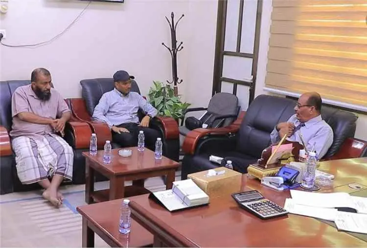 لقاء بسيئون يناقش سبل تحسين خدمة الكهرباء بمديريات...