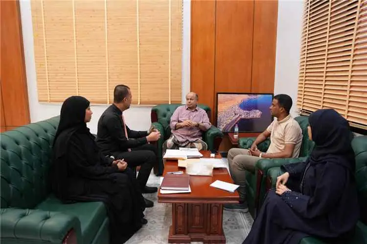 عضو مجلس القيادة محافظ حضرموت يتسلّم مخرجات ورشة م...