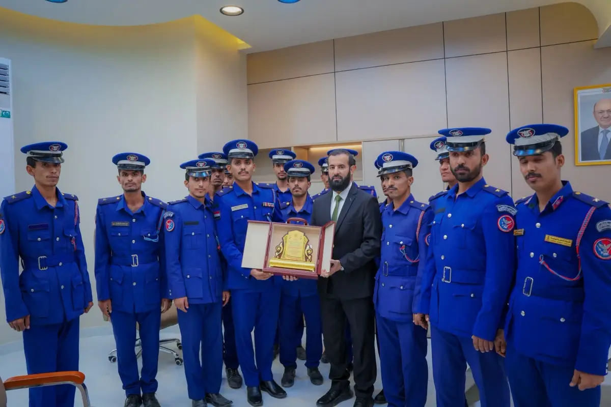 محافظ أبين يلتقي خريجي كلية الطيران والدفاع الجوي...