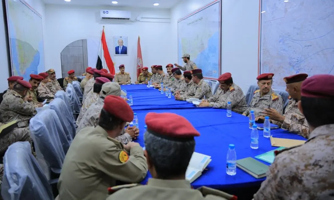 مأرب: وزير الدفاع يجتمع بالقيادات العسكرية ويشدد ع...