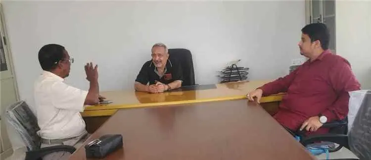 مدير عام الصحة بالمهرة يناقش ربط شبكة المياه للمشا...