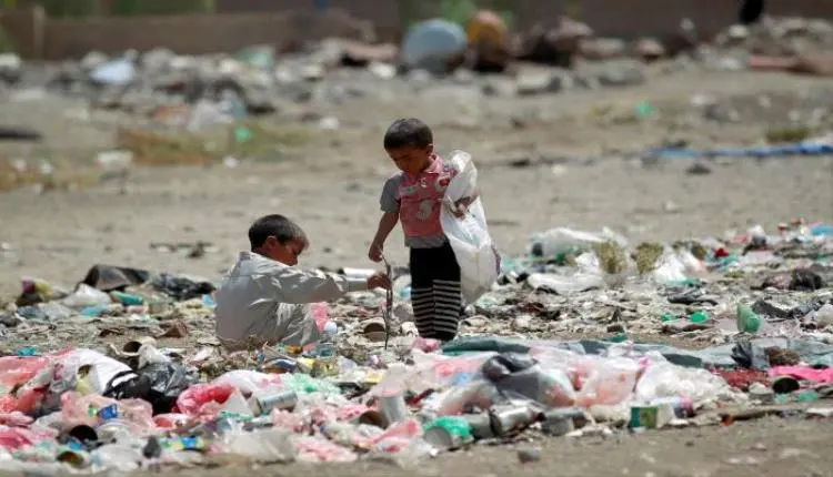 أهالي منطقة يمنية يصرخون من الجوع ويطالبون برحيل ا...