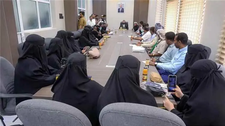 محافظ أبين يشدد على الشفافية والعدالة في اختيار ال...