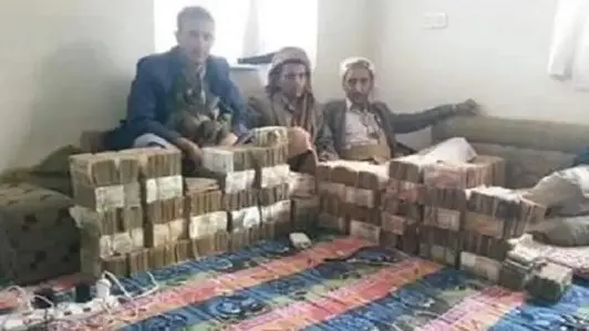 فيما الحوثيون يغسلون المليارات رقمياً.. اليمنيون ي...