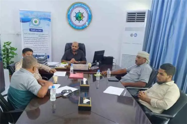 مدير الأمن البحري بخفر السواحل يشارك في اجتماع مشت...