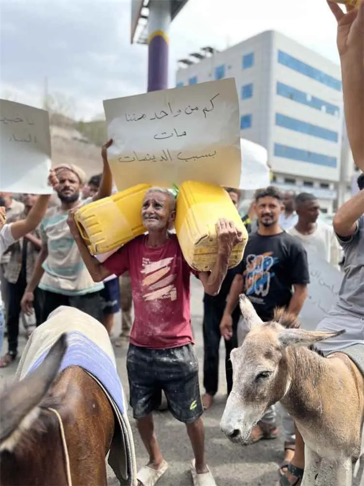 العشرات من أبناء شعب العيدروس ينفذون وقفة احتجاجية...