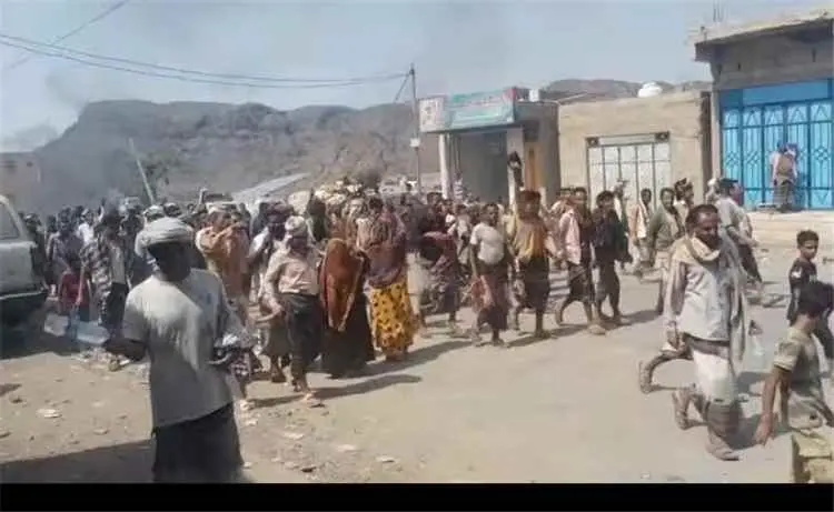 احتشاد قبلي وشعبي في المسيمير رفضاً لقرار تغيير مد...