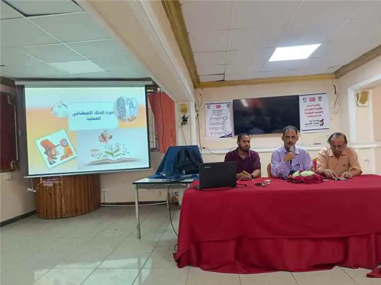مؤسسة الطلاب المتفوقين بعدن تنظم دورة نوعية عن الذ...