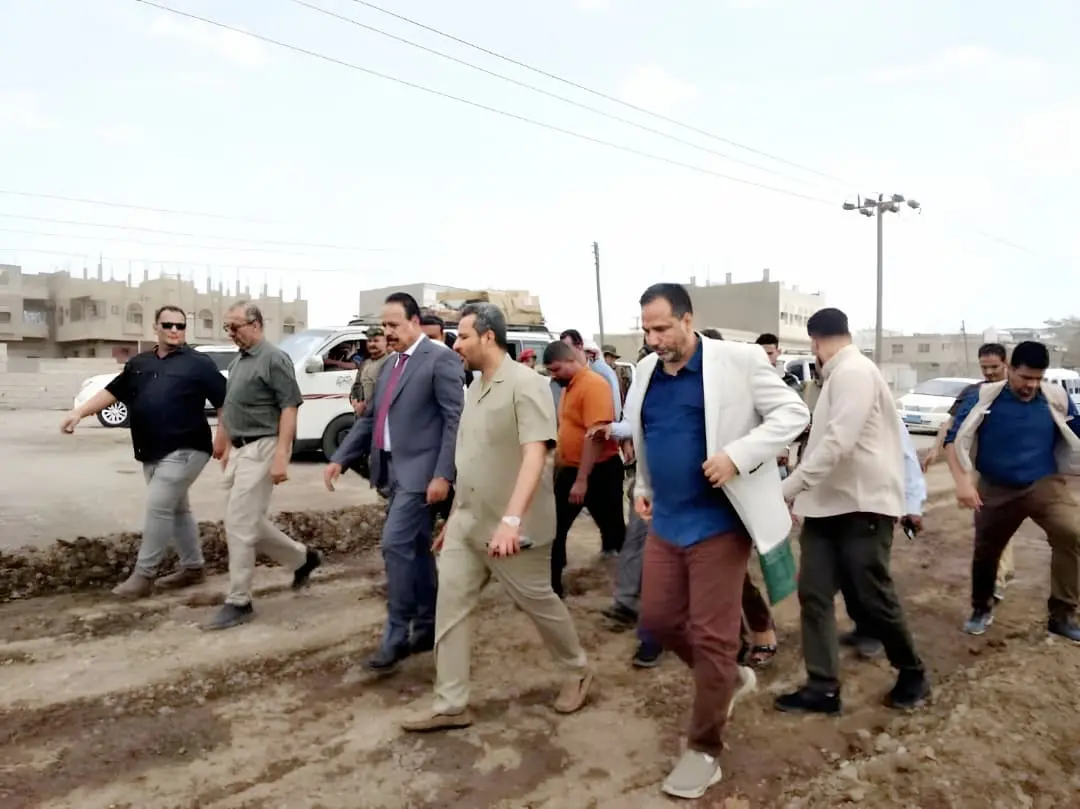 وزير الأشغال ومحافظ لحج يدشِّنان حزمة مشاريع بقطاع...