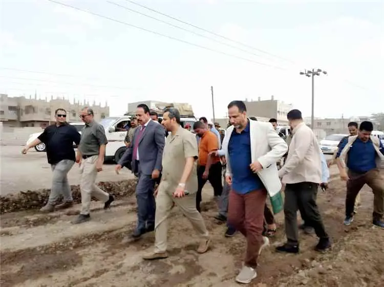 وزير الأشغال ومحافظ لحج يدشِّنان حزمة مشاريع بقطاع...