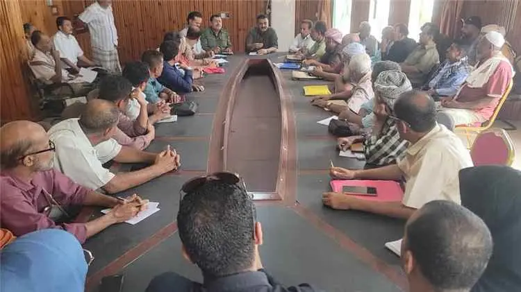 اجتماع موسع في البريقة يناقش القضايا الخدمية والأم...
