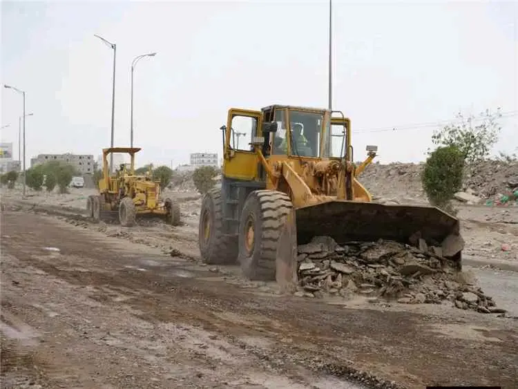 وزير الأشغال ومحافظ لحج يدشنان أعمال الصيانة الروت...